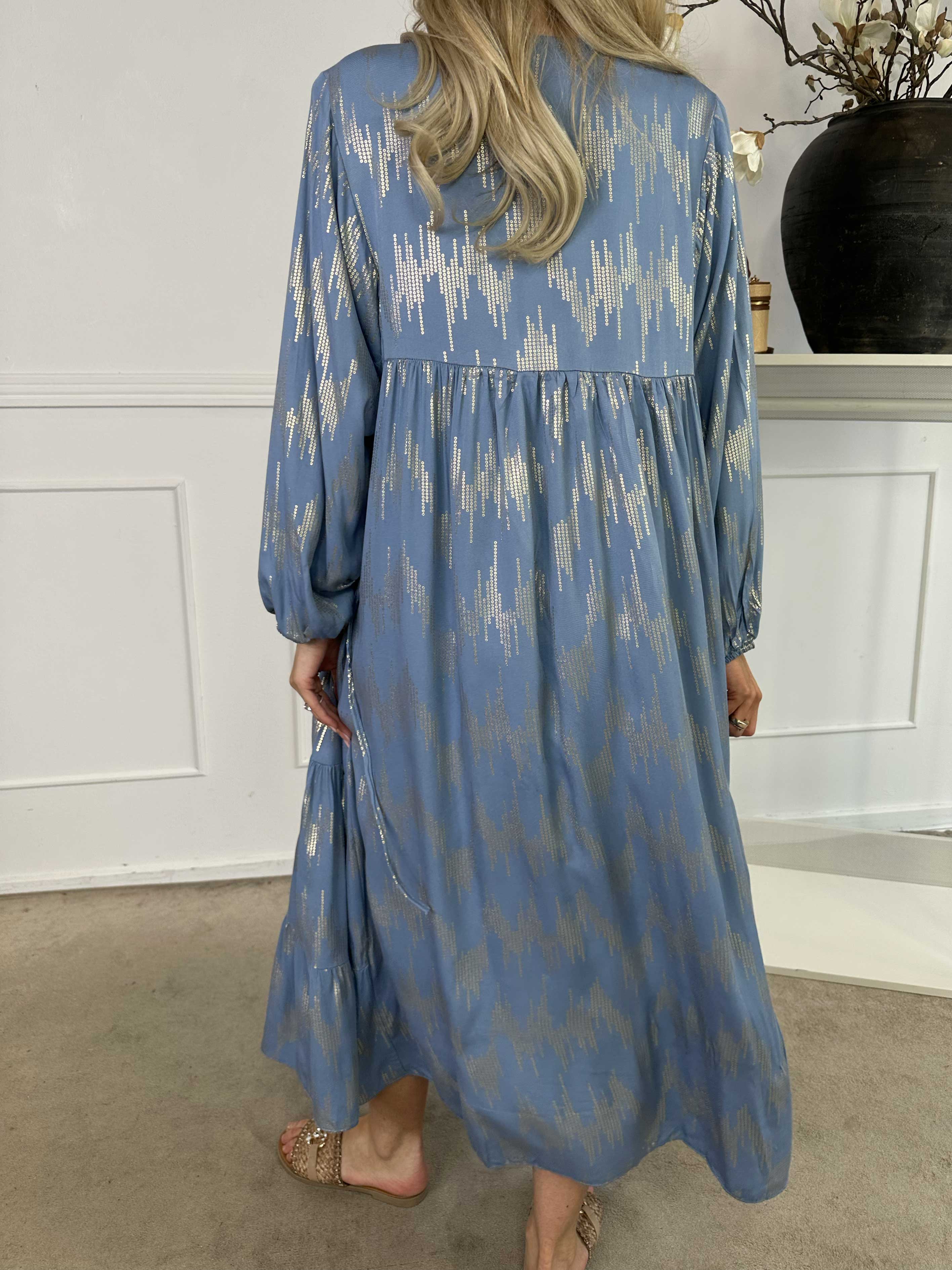 Mona - Lång, lös klänning i viskos med gulddetaljer